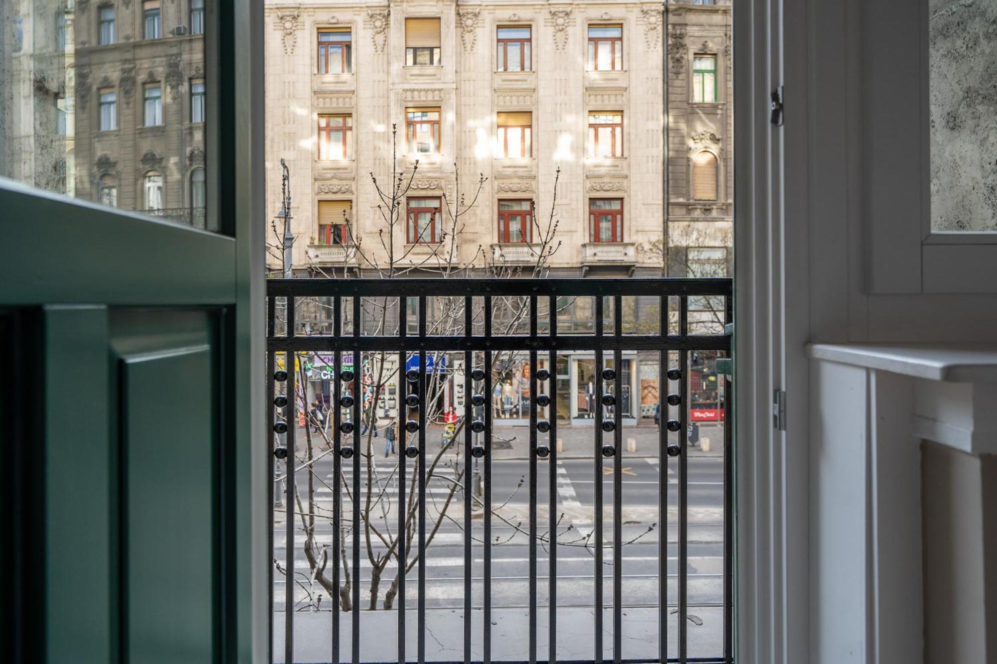 Karoly Boutique Suites, Best Location By Bqa Budapest Bagian luar foto